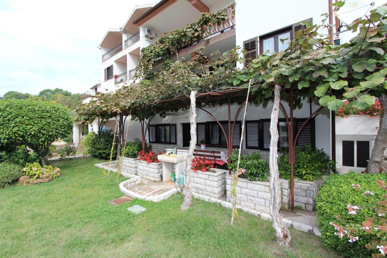 Apartments Daria Ровин Екстериор снимка