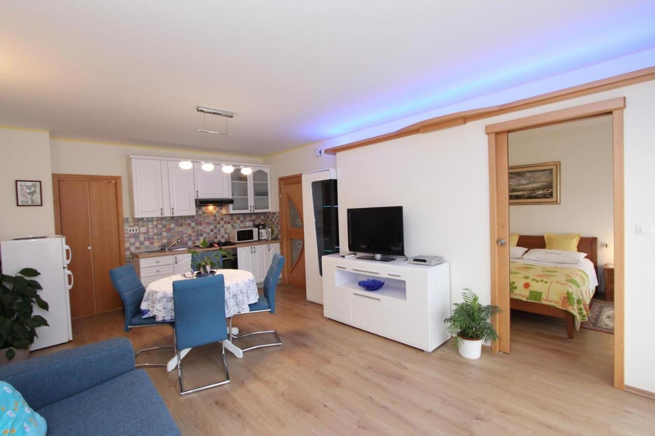 Apartments Daria Ровин Екстериор снимка